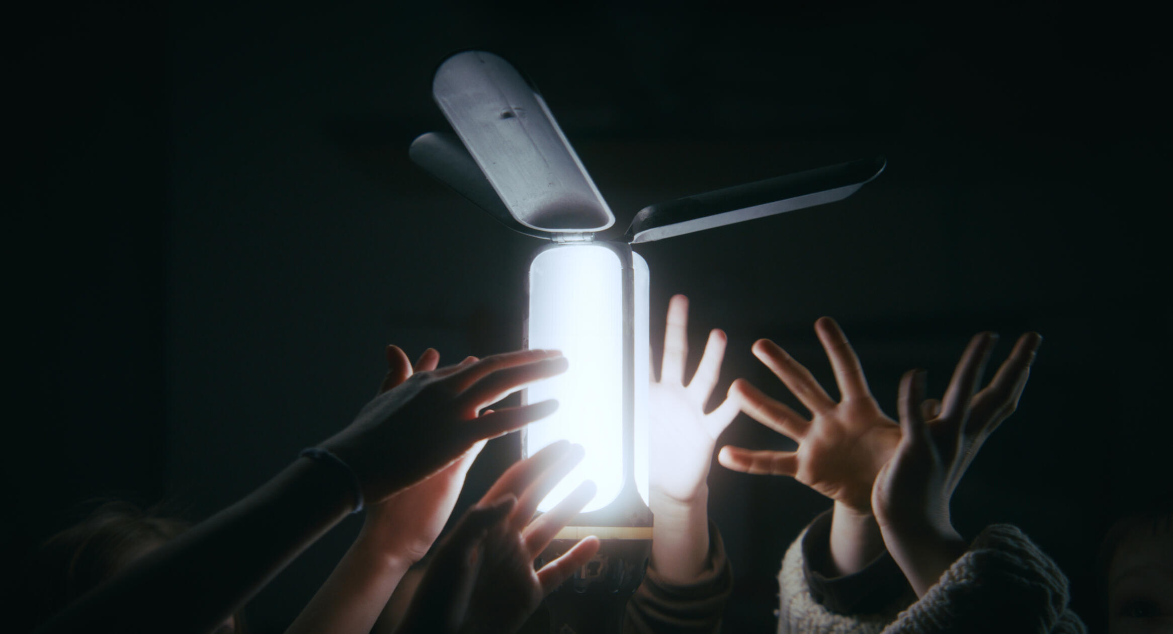 Příběh Shadow play nás zavádí do dystopické reality ne tak vzdálené budoucnosti zasažené nespecifikovanou ekonomickou krizí a chaosem. Světem prostoupeným neustálými výpadky elektrického proudu nás provází svěřenci domova pro bezprizorní děti číslo 15 při