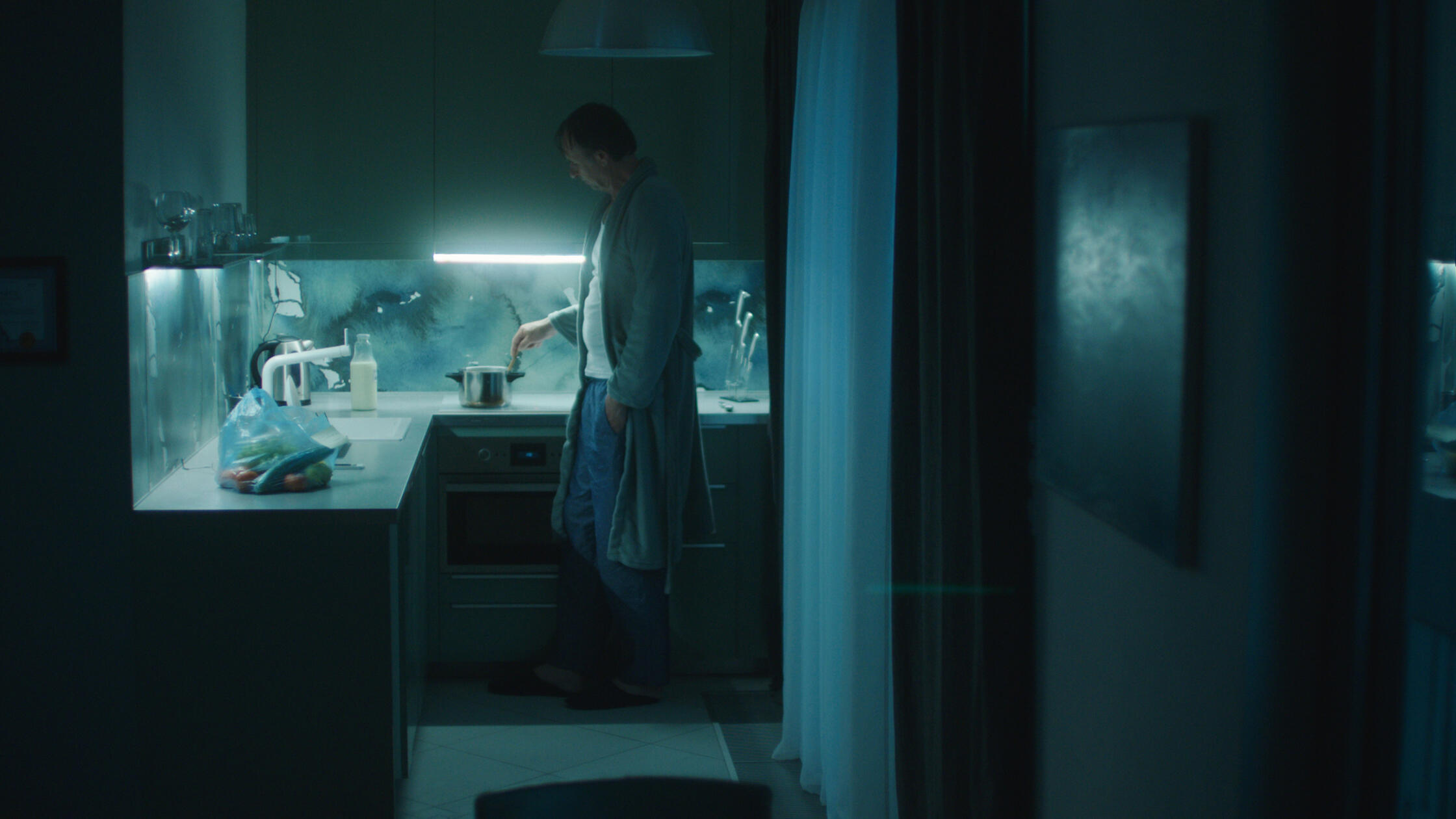 Jeden byt, jeden muž, jeden telefon. Lékař, který se sám ocitl v izolaci po nákaze infekční chorobou, se ocitá pod tlakem okolí v důsledku podezření, že z nedbalosti nakazil svého pacienta.