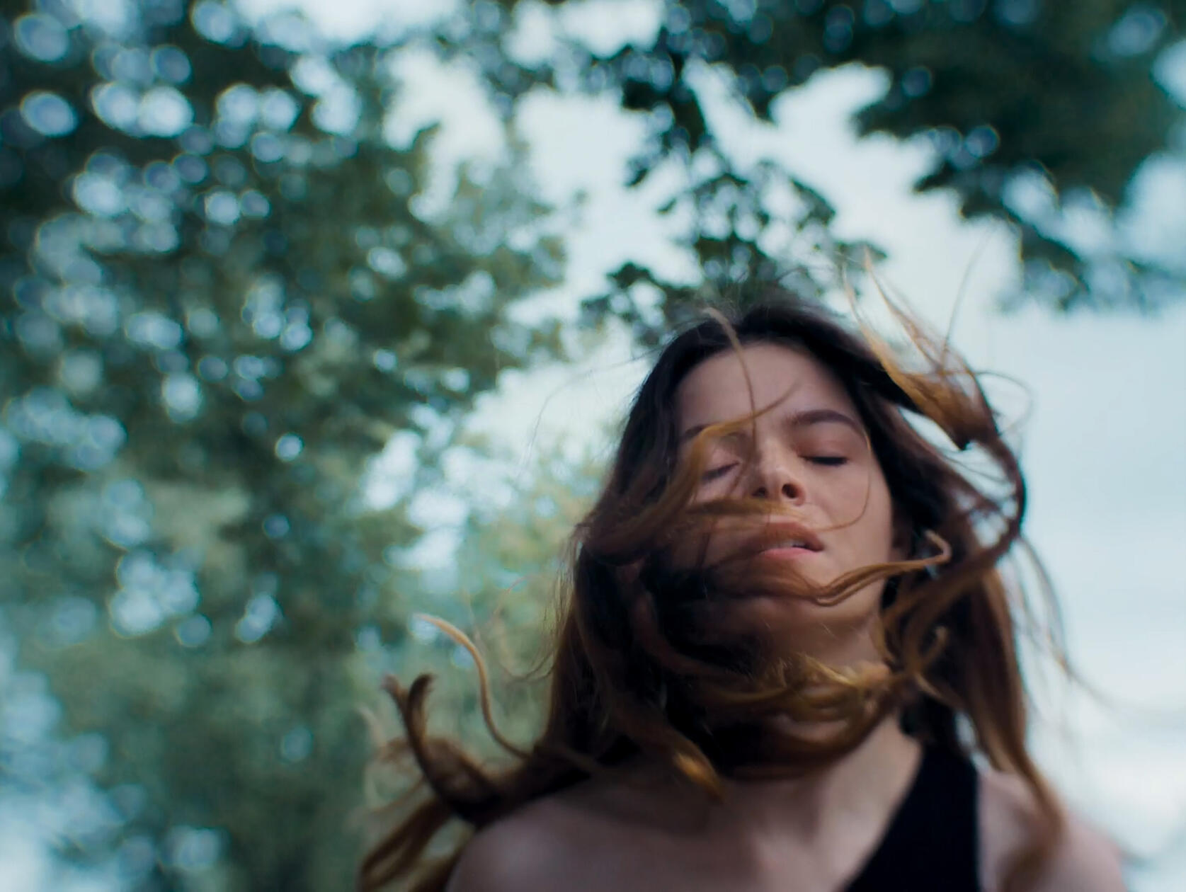 O hraniční poruše osobnosti se někdy mluví jako o nejbolestivější duševní nemoci. Lidé ji přirovnávají k životu bez emoční kůže – bez ochrany, kde každý pohyb nebo dotyk působí nesnesitelnou bolest. Takové prožívání světa s sebou přináší velké výzvy v budo